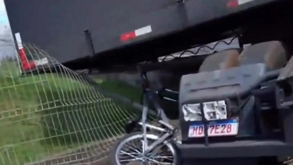 ”Nasceu de novo”: bicicleta vai parar embaixo de carreta e ciclista escapa em SC