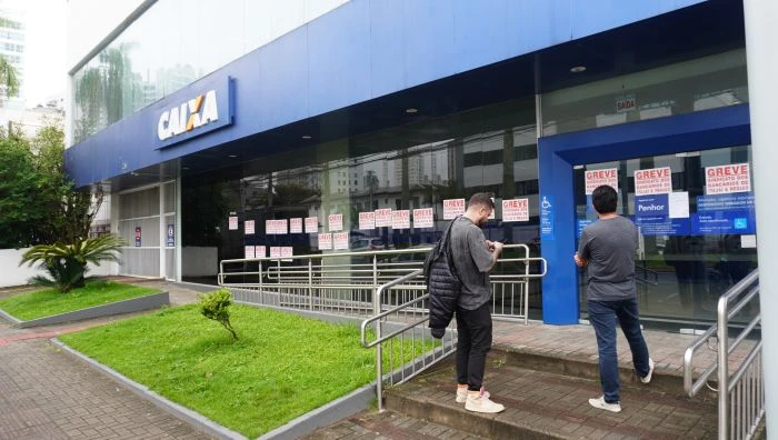 Bancários da Caixa voltam ao trabalho após decisão do TST