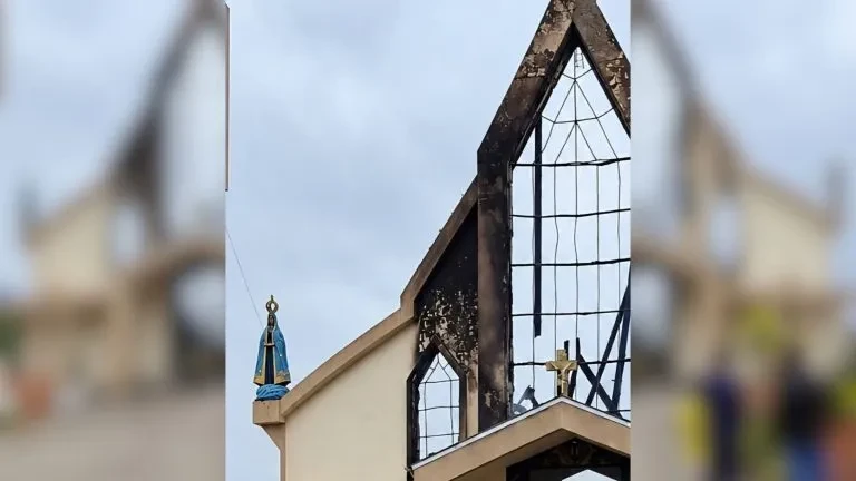 Imagem de Nossa Senhora Aparecida fica intacta após incêndio na Igreja Matriz São Pedro da Aldeia